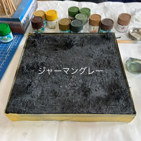 ベース塗装終わりました！「ジャーマングレー」をベース色にそこから4色塗装掛けてます。この上に刷毛の毛を草として植え込んでゆきますので地表はほぼ見えなくなりますが…😅（2枚目）