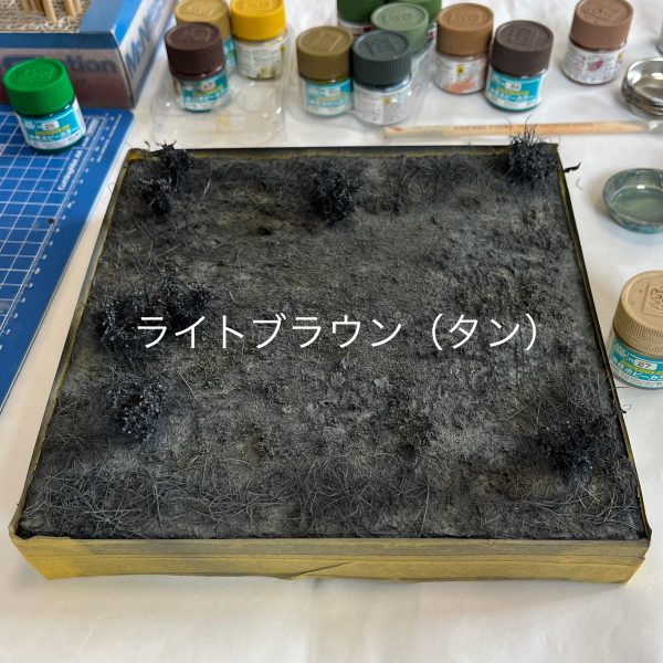 ベース塗装終わりました！「ジャーマングレー」をベース色にそこから4色塗装掛けてます。この上に刷毛の毛を草として植え込んでゆきますので地表はほぼ見えなくなりますが…😅（3枚目）