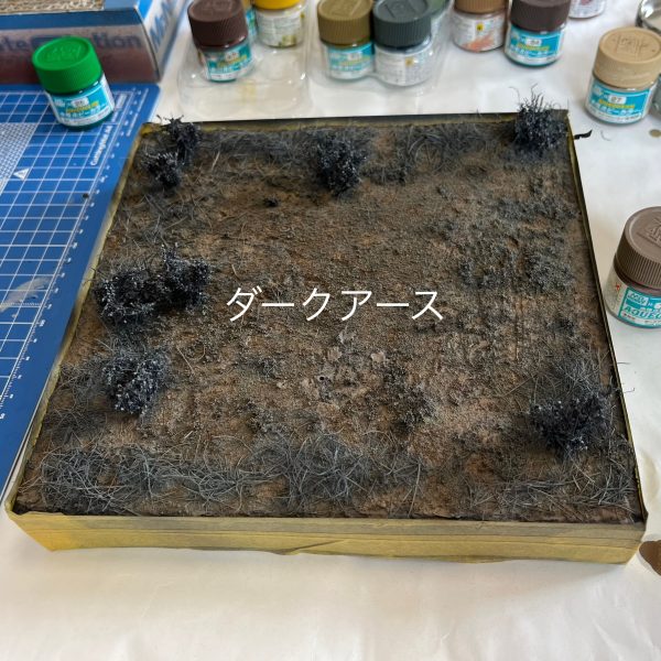 ベース塗装終わりました！「ジャーマングレー」をベース色にそこから4色塗装掛けてます。この上に刷毛の毛を草として植え込んでゆきますので地表はほぼ見えなくなりますが…😅（4枚目）