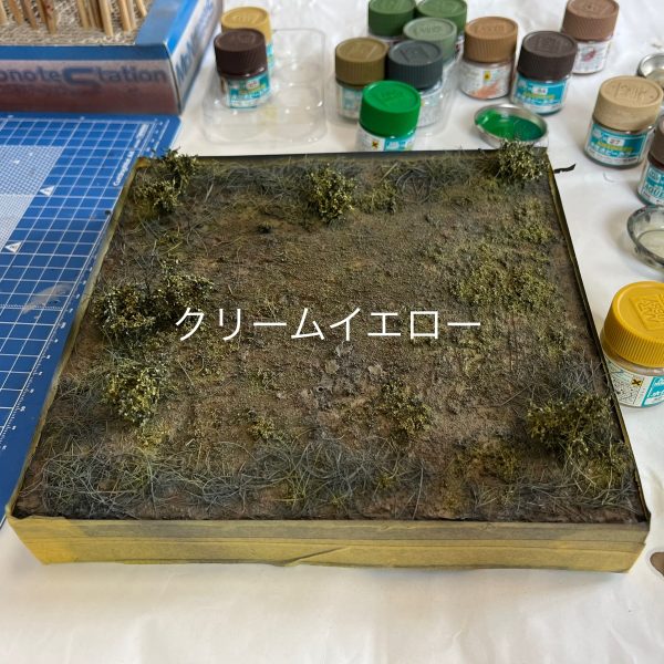 ベース塗装終わりました！「ジャーマングレー」をベース色にそこから4色塗装掛けてます。この上に刷毛の毛を草として植え込んでゆきますので地表はほぼ見えなくなりますが…😅（5枚目）