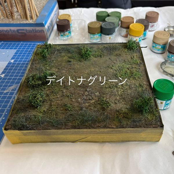 ベース塗装終わりました！「ジャーマングレー」をベース色にそこから4色塗装掛けてます。この上に刷毛の毛を草として植え込んでゆきますので地表はほぼ見えなくなりますが…😅（6枚目）