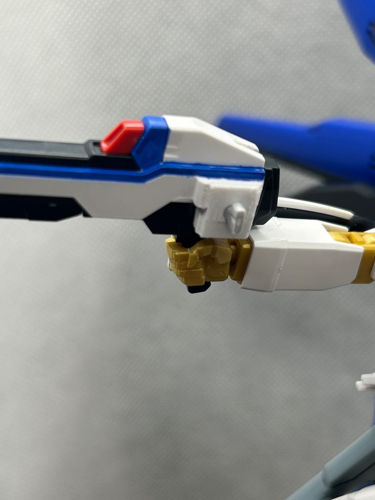 ライフルの接続部分があまりにも低くて可動範囲が制限されますので、セメントとランナーで作ってみたらRGっぽくなりました。