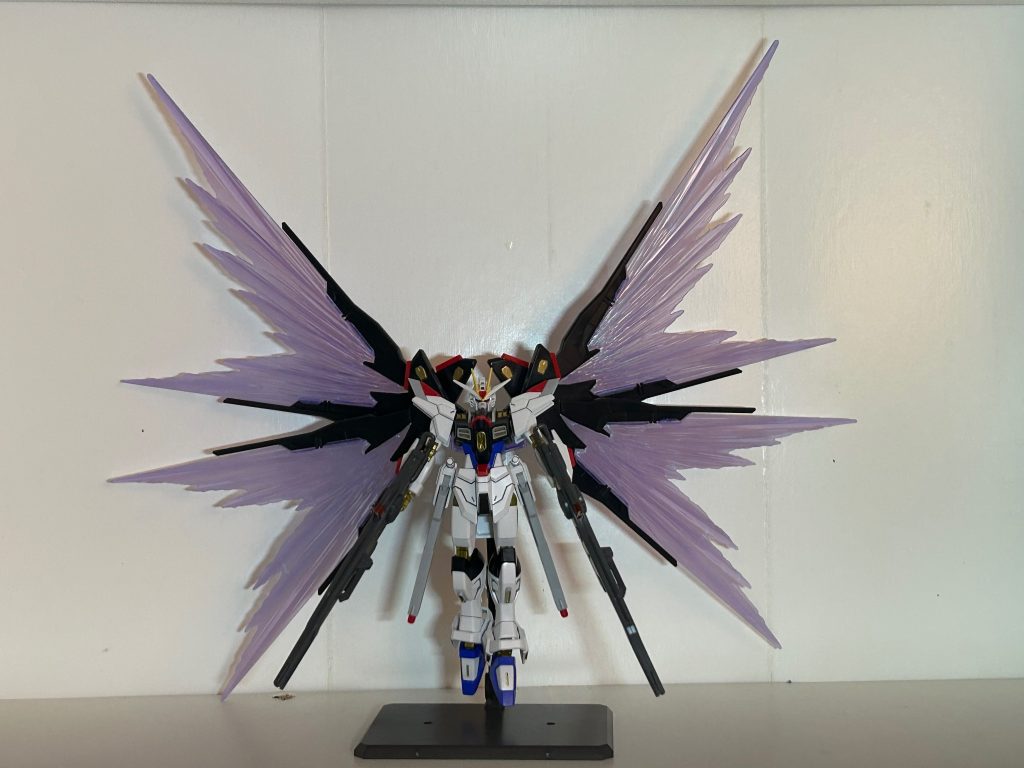 さすがにディスプレイケースに入らないので撮影スペース変えてみました。主翼エフェクトパーツでぇぇぇぇぇぇっか！！