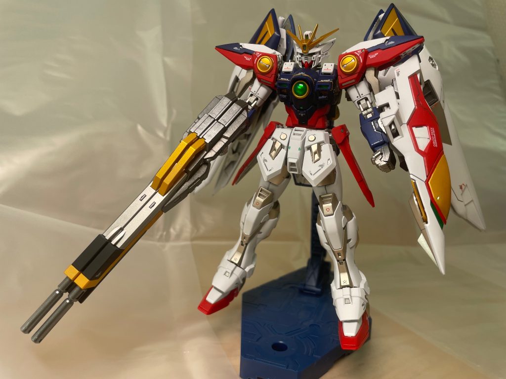 当時新発売のガイアノーツ　ブリオンゴールドとチタンシルバーを使って塗装しました。青は調色して作りました。