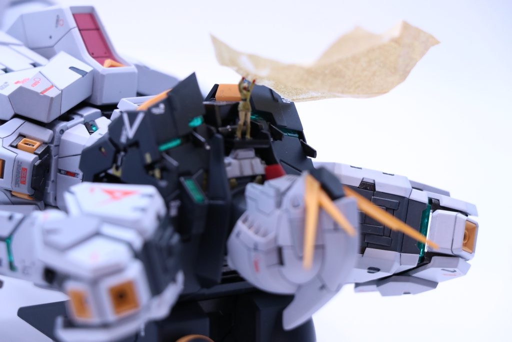 劇場アニメ冒頭部分のチェーンがνガンダムの顔にかかったカバーを外すシーンを再現してみました。これを作る際に気がついたのですがアニメ上だとガンダム機体とチェーンの比率が破綻しているので1/100スケールフィギアだと場面再現できなかったので1/144フィギアを使用しています。