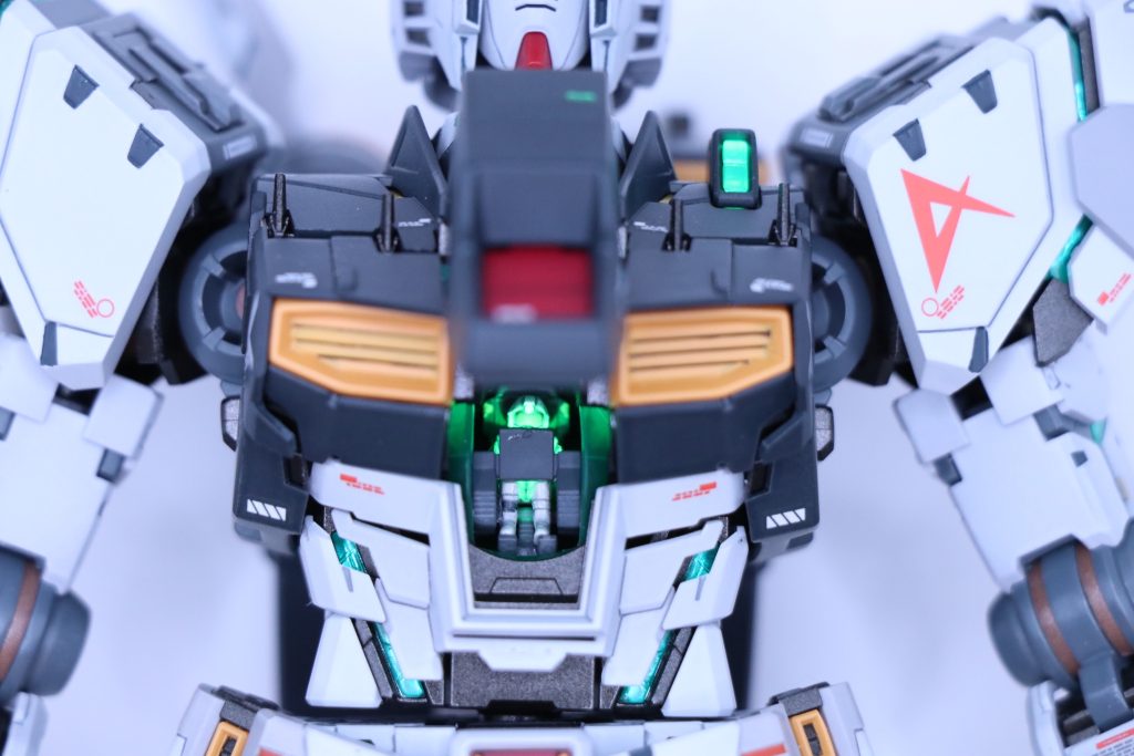コックピットはキット標準だと足しか見えない状態だったので、全身が見えるように加工しています。