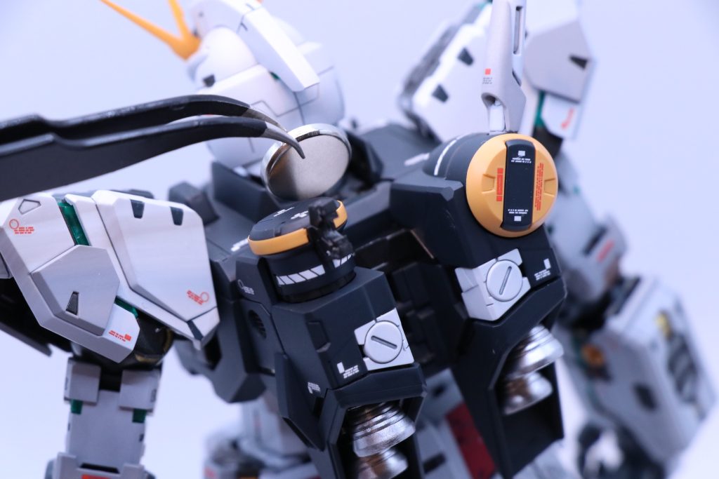今回は磁石でON・OFFができるLEDライトモジュールを組み込んでツインアイ、メインカメラ、後頭部カメラ、コックピット、胸部センサーが光るようにしてみました。