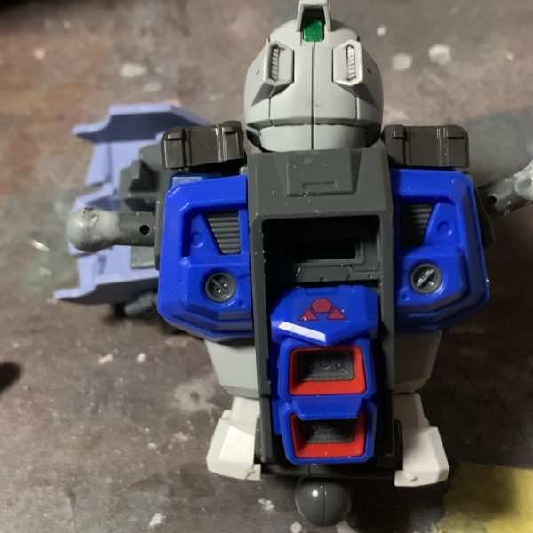 MGデュエルガンダムをミキシングでオリジナル機体にストライクEが105Eなのでそれを上回りたいためEXに。他にも脳内設定はありますが痛々しくなるので完成品の時に少〜し書きますアサルトシュラウドはコックピットが前に出過ぎるデザインになってしまうのが苦手なので、中央部を切り飛ばしてフレームと胸装甲のみに変更。ストライクEの系譜ぽくなるかな？と背中をストライクの物に変更する事でストライカーパック対応出来るようになりながら、元のデュエル用バックパックもそのまま使える様に旧MGストライクのエールストライカー基部を刻んで合体しかし、ストライカーパック対応のデュエルってそれはもうストライクなのでは？と、ふと思ってしまいましたが気にしたら負けですよねなんか強そうにしたかったので、最近パーツバラ売りで手に入れたフルメカフォビドゥンの肩と腰を移植出来るように肩はフォビドゥンの肩軸先端のボールを移植で済んだ腰はフォビドゥンが棒軸、デュエルがボールジョイントなのでボールジョイントの受けをブロック状に切り出し、フォビドゥン側を三枚おろしにして強引に瞬着で固定前後合わせたつもりがやや後方になったため、余りパーツで空間埋めしてみたけど、諦めてボールジョイントの位置をズラすことにします。後日になりそうですが図らずとも腰の延長になった訳ですが、正面から見ると若干隙間が気になるので腹回りの装甲延長が必要になるかな？やりたい事がまだまだあるので、ある程度出来たらまた投稿しますので良ければまた見てください（2枚目）