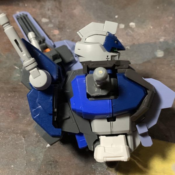MGデュエルガンダムをミキシングでオリジナル機体にストライクEが105Eなのでそれを上回りたいためEXに。他にも脳内設定はありますが痛々しくなるので完成品の時に少〜し書きますアサルトシュラウドはコックピットが前に出過ぎるデザインになってしまうのが苦手なので、中央部を切り飛ばしてフレームと胸装甲のみに変更。ストライクEの系譜ぽくなるかな？と背中をストライクの物に変更する事でストライカーパック対応出来るようになりながら、元のデュエル用バックパックもそのまま使える様に旧MGストライクのエールストライカー基部を刻んで合体しかし、ストライカーパック対応のデュエルってそれはもうストライクなのでは？と、ふと思ってしまいましたが気にしたら負けですよねなんか強そうにしたかったので、最近パーツバラ売りで手に入れたフルメカフォビドゥンの肩と腰を移植出来るように肩はフォビドゥンの肩軸先端のボールを移植で済んだ腰はフォビドゥンが棒軸、デュエルがボールジョイントなのでボールジョイントの受けをブロック状に切り出し、フォビドゥン側を三枚おろしにして強引に瞬着で固定前後合わせたつもりがやや後方になったため、余りパーツで空間埋めしてみたけど、諦めてボールジョイントの位置をズラすことにします。後日になりそうですが図らずとも腰の延長になった訳ですが、正面から見ると若干隙間が気になるので腹回りの装甲延長が必要になるかな？やりたい事がまだまだあるので、ある程度出来たらまた投稿しますので良ければまた見てください（4枚目）