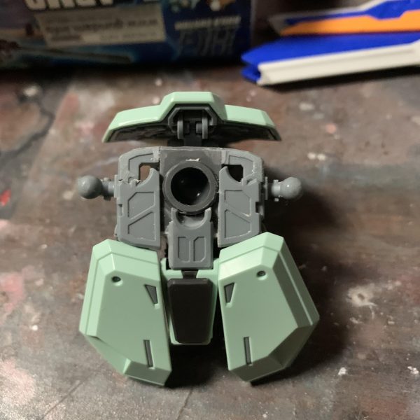 MGデュエルガンダムをミキシングでオリジナル機体にストライクEが105Eなのでそれを上回りたいためEXに。他にも脳内設定はありますが痛々しくなるので完成品の時に少〜し書きますアサルトシュラウドはコックピットが前に出過ぎるデザインになってしまうのが苦手なので、中央部を切り飛ばしてフレームと胸装甲のみに変更。ストライクEの系譜ぽくなるかな？と背中をストライクの物に変更する事でストライカーパック対応出来るようになりながら、元のデュエル用バックパックもそのまま使える様に旧MGストライクのエールストライカー基部を刻んで合体しかし、ストライカーパック対応のデュエルってそれはもうストライクなのでは？と、ふと思ってしまいましたが気にしたら負けですよねなんか強そうにしたかったので、最近パーツバラ売りで手に入れたフルメカフォビドゥンの肩と腰を移植出来るように肩はフォビドゥンの肩軸先端のボールを移植で済んだ腰はフォビドゥンが棒軸、デュエルがボールジョイントなのでボールジョイントの受けをブロック状に切り出し、フォビドゥン側を三枚おろしにして強引に瞬着で固定前後合わせたつもりがやや後方になったため、余りパーツで空間埋めしてみたけど、諦めてボールジョイントの位置をズラすことにします。後日になりそうですが図らずとも腰の延長になった訳ですが、正面から見ると若干隙間が気になるので腹回りの装甲延長が必要になるかな？やりたい事がまだまだあるので、ある程度出来たらまた投稿しますので良ければまた見てください（5枚目）
