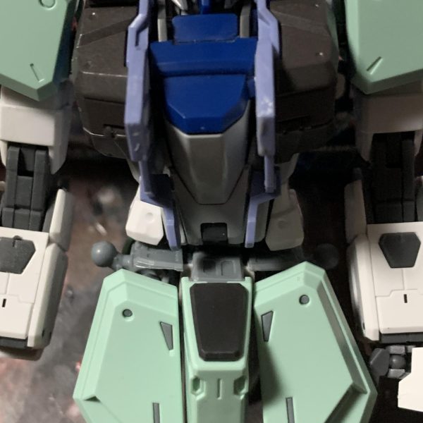 MGデュエルガンダムをミキシングでオリジナル機体にストライクEが105Eなのでそれを上回りたいためEXに。他にも脳内設定はありますが痛々しくなるので完成品の時に少〜し書きますアサルトシュラウドはコックピットが前に出過ぎるデザインになってしまうのが苦手なので、中央部を切り飛ばしてフレームと胸装甲のみに変更。ストライクEの系譜ぽくなるかな？と背中をストライクの物に変更する事でストライカーパック対応出来るようになりながら、元のデュエル用バックパックもそのまま使える様に旧MGストライクのエールストライカー基部を刻んで合体しかし、ストライカーパック対応のデュエルってそれはもうストライクなのでは？と、ふと思ってしまいましたが気にしたら負けですよねなんか強そうにしたかったので、最近パーツバラ売りで手に入れたフルメカフォビドゥンの肩と腰を移植出来るように肩はフォビドゥンの肩軸先端のボールを移植で済んだ腰はフォビドゥンが棒軸、デュエルがボールジョイントなのでボールジョイントの受けをブロック状に切り出し、フォビドゥン側を三枚おろしにして強引に瞬着で固定前後合わせたつもりがやや後方になったため、余りパーツで空間埋めしてみたけど、諦めてボールジョイントの位置をズラすことにします。後日になりそうですが図らずとも腰の延長になった訳ですが、正面から見ると若干隙間が気になるので腹回りの装甲延長が必要になるかな？やりたい事がまだまだあるので、ある程度出来たらまた投稿しますので良ければまた見てください（6枚目）