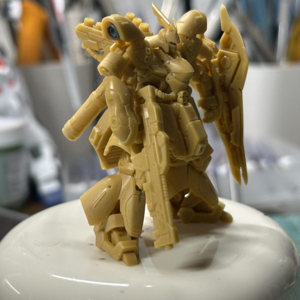 結局サザビー制作に突入してます😂笑気になるところをちょこちょこイジってます😆リアアーマーの裏と肩アーマーの内側のバーニア処理がダサかったので、市販パーツを埋め込みました。モノアイも金属パーツに変更しました！νガンダムよりかは綺麗に作れそうな気がします😙（4枚目）