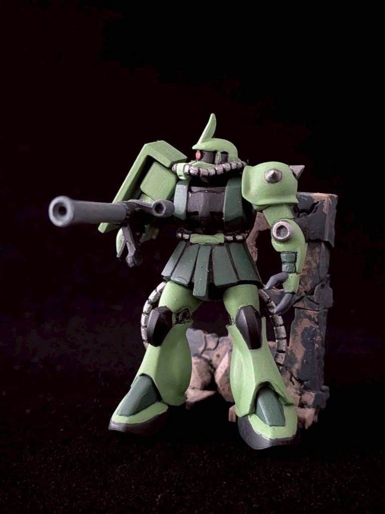 ■シャア専用ザク・敢えて一般機カラーで塗装しました。・初めて作成したチョコサプ。短期間で完成でき、達成感も得られる。　ミニチュア模型もなかなか良きですね。