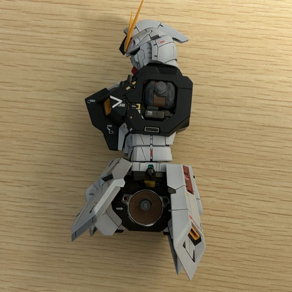 電装加工にあわせて胴体部のみ先行して塗装を施しました。内部フレームの股関節部分は、ほぼ見えなくなるのがわかっているのに、またまた病気発動で色々と塗り分けてしまいました。（2枚目）