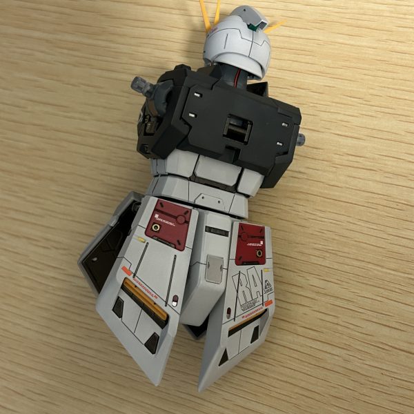 電装加工にあわせて胴体部のみ先行して塗装を施しました。内部フレームの股関節部分は、ほぼ見えなくなるのがわかっているのに、またまた病気発動で色々と塗り分けてしまいました。（5枚目）