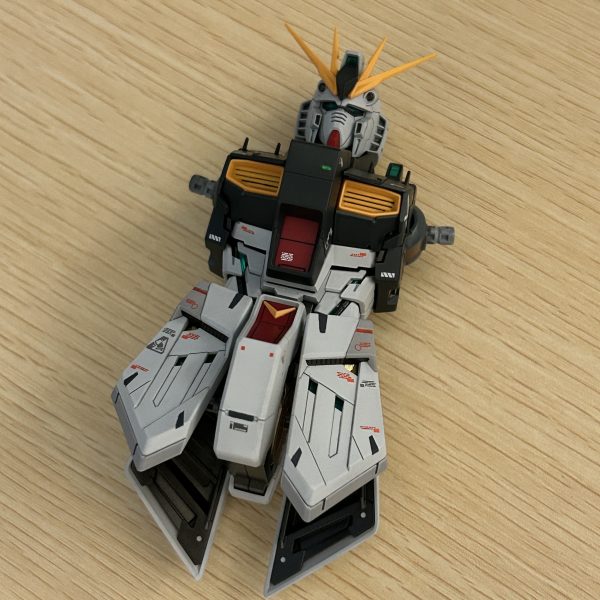 電装加工にあわせて胴体部のみ先行して塗装を施しました。内部フレームの股関節部分は、ほぼ見えなくなるのがわかっているのに、またまた病気発動で色々と塗り分けてしまいました。（4枚目）