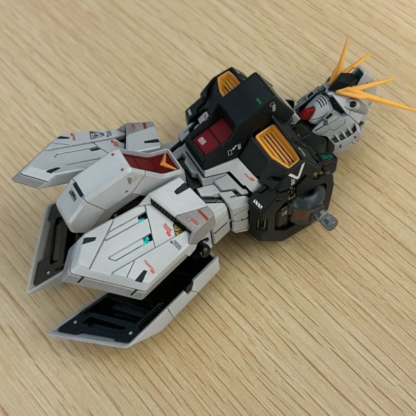 電装加工にあわせて胴体部のみ先行して塗装を施しました。内部フレームの股関節部分は、ほぼ見えなくなるのがわかっているのに、またまた病気発動で色々と塗り分けてしまいました。（3枚目）