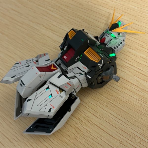 電装加工にあわせて胴体部のみ先行して塗装を施しました。内部フレームの股関節部分は、ほぼ見えなくなるのがわかっているのに、またまた病気発動で色々と塗り分けてしまいました。（1枚目）