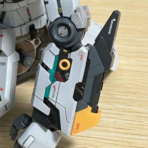 今回は内部フレームは光沢仕上げ、装甲は艶消し仕上げというふうに変えているので、手間がかかる代わりに出来上がりがとても良いのでとても気に入っています。（5枚目）