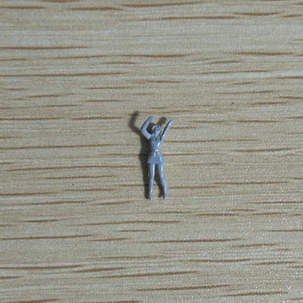 ちまたではPGU νガンダムで再現されているツインアイカメラのカバーが流行っているみたいですが、私はその一歩先をやってみようと思っています。「チェーンさんνガンダムのカバー外しちゃってください」の巻カバーの布は、ティッシュペーパーを水溶きボンドでカピカピにしたものを使用して再現しました。（3枚目）