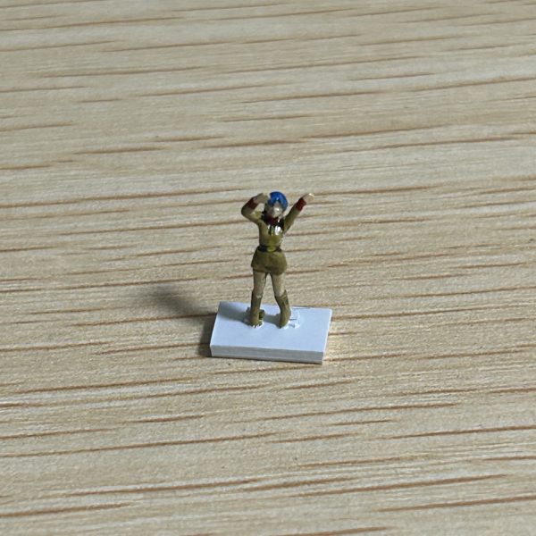 ちまたではPGU νガンダムで再現されているツインアイカメラのカバーが流行っているみたいですが、私はその一歩先をやってみようと思っています。「チェーンさんνガンダムのカバー外しちゃってください」の巻カバーの布は、ティッシュペーパーを水溶きボンドでカピカピにしたものを使用して再現しました。（6枚目）