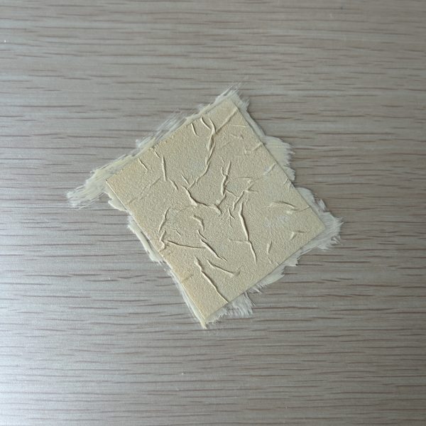 ちまたではPGU νガンダムで再現されているツインアイカメラのカバーが流行っているみたいですが、私はその一歩先をやってみようと思っています。「チェーンさんνガンダムのカバー外しちゃってください」の巻カバーの布は、ティッシュペーパーを水溶きボンドでカピカピにしたものを使用して再現しました。（5枚目）