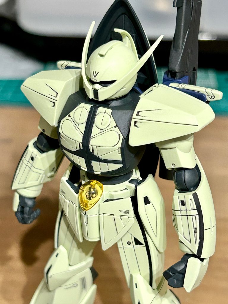 コックピット内のパイロットもギンガナム風に塗装しましたが分かりづらいですね💦