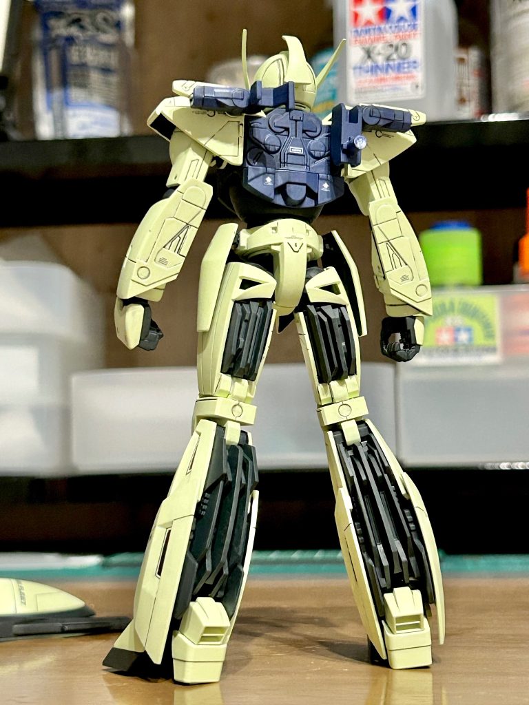 背部バックパックまわりはターンXのキャラパスをイメージして塗装。
