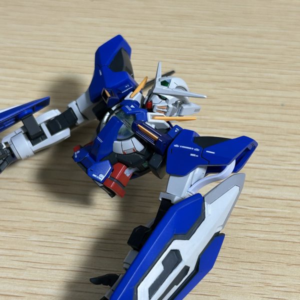 上半身まで完成しました。MGでは大きいサイズのνガンダムの制作の次に選んだ機体が、HGでは小さいサイズのガンダムエクシア。。。パーツがちっちゃくて逆に難しい（笑）（3枚目）