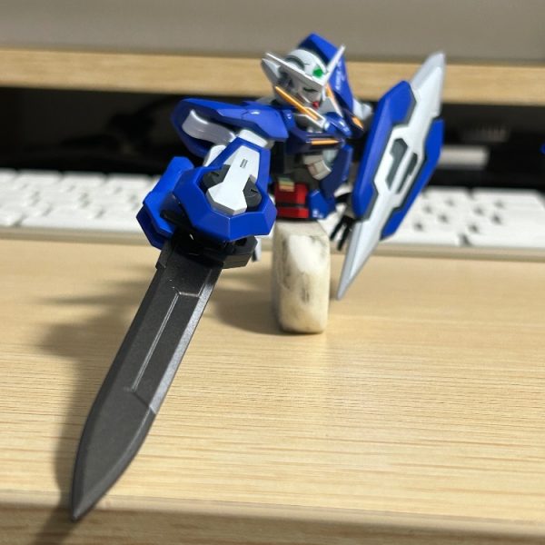 上半身まで完成しました。MGでは大きいサイズのνガンダムの制作の次に選んだ機体が、HGでは小さいサイズのガンダムエクシア。。。パーツがちっちゃくて逆に難しい（笑）（1枚目）
