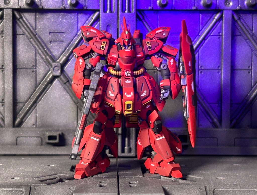 パネルラインなど彫り直しをおこなってます！腕、肩アーマー、足の接続の角度を変更しました。モノアイなどは蛍光色で塗装してます。
