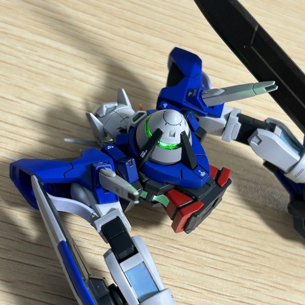 上半身まで完成しました。MGでは大きいサイズのνガンダムの制作の次に選んだ機体が、HGでは小さいサイズのガンダムエクシア。。。パーツがちっちゃくて逆に難しい（笑）（2枚目）