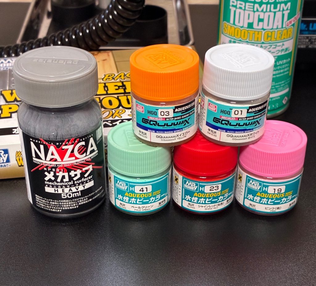 今回使った主な塗料。赤い部分は白のサフを吹いてから筆塗り。シールド(白部分)、ハンドパーツ、ハンドガンはNAZCAのメカサフヘビーを吹きました。