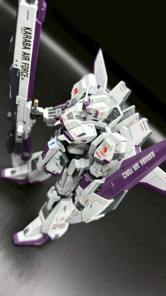 タイミングよくカラバエアフォースのデカール再販がかかり、シールドとハイメガにぺたぺた。一応、アムロレイがテストパイロット？と言った設定のようだったので、アムロのパーソナルマークのユニコーン欲しいなと探していたところ、ユニコーンガンダムのデカールが余っていたのもを拝借して左肩にはりました。よく見たらこのデカールには小さく【unicorn gundam】と書いてありましたが、老眼なので気づかないフリをして楽しみます。わしにはなにもみえん。
