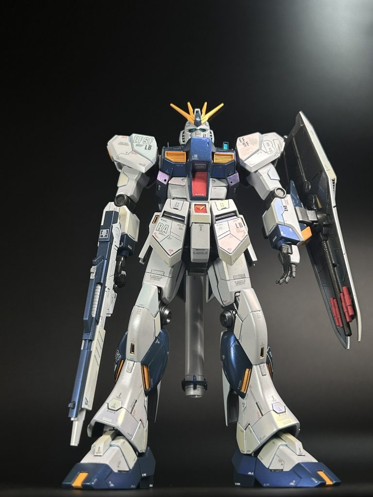 RGとかのスマートな足も良いですがこの裾感がνガンダムって感じがするんですよね