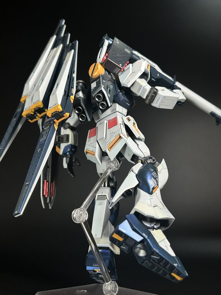後ろのアーマーは切り離さないでスジボリとかの加工のみ腰（横）のアーマーとつま先を少し延長