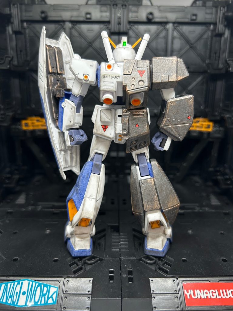 チョバムアーマーも装着させたいし、中身も見たいし、シールドも持たせたかったので半分に切りました