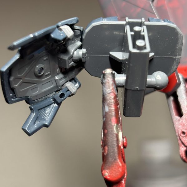 サイドアーマーの接続をボール軸→ポリキャップに変更してほぼ垂直まで上がるようにしました。4枚目の写真のafterが左、beforeが右になります。写真撮り忘れましたがフロントのアーマーも軸位置を上になるように改造してます。肩、股関節、腰アーマーをいじってやっと師匠フィギュアと同じポーズが取れるようになりました。あとはお待ちかねの塗り塗りタイム。（2枚目）