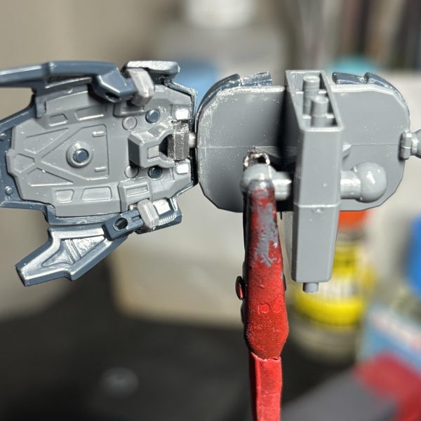 サイドアーマーの接続をボール軸→ポリキャップに変更してほぼ垂直まで上がるようにしました。4枚目の写真のafterが左、beforeが右になります。写真撮り忘れましたがフロントのアーマーも軸位置を上になるように改造してます。肩、股関節、腰アーマーをいじってやっと師匠フィギュアと同じポーズが取れるようになりました。あとはお待ちかねの塗り塗りタイム。（3枚目）