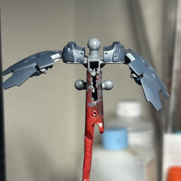 サイドアーマーの接続をボール軸→ポリキャップに変更してほぼ垂直まで上がるようにしました。4枚目の写真のafterが左、beforeが右になります。写真撮り忘れましたがフロントのアーマーも軸位置を上になるように改造してます。肩、股関節、腰アーマーをいじってやっと師匠フィギュアと同じポーズが取れるようになりました。あとはお待ちかねの塗り塗りタイム。（4枚目）