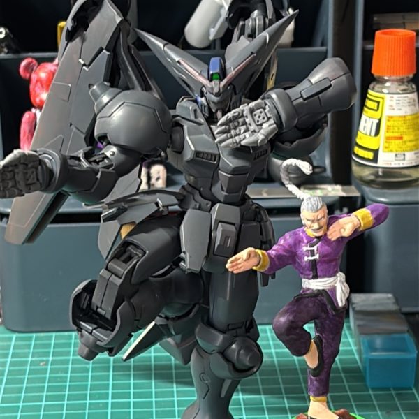 サイドアーマーの接続をボール軸→ポリキャップに変更してほぼ垂直まで上がるようにしました。4枚目の写真のafterが左、beforeが右になります。写真撮り忘れましたがフロントのアーマーも軸位置を上になるように改造してます。肩、股関節、腰アーマーをいじってやっと師匠フィギュアと同じポーズが取れるようになりました。あとはお待ちかねの塗り塗りタイム。（1枚目）