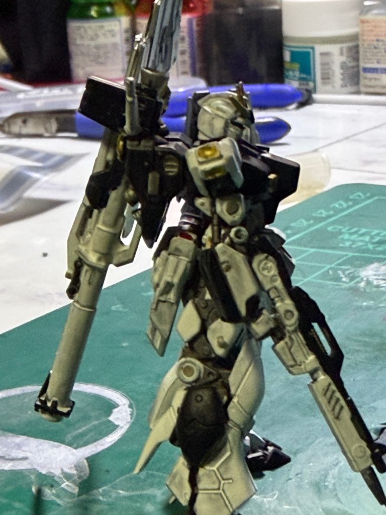 前回のリガズィと同様にアクリルカラーで全塗装しました。今回は墨入れをしたのですが、一部拭き忘れていました。白での筆塗りはやはり難しいですね。それなりの色分けしかできませんでした。ご覧いただきありがとうございました♪