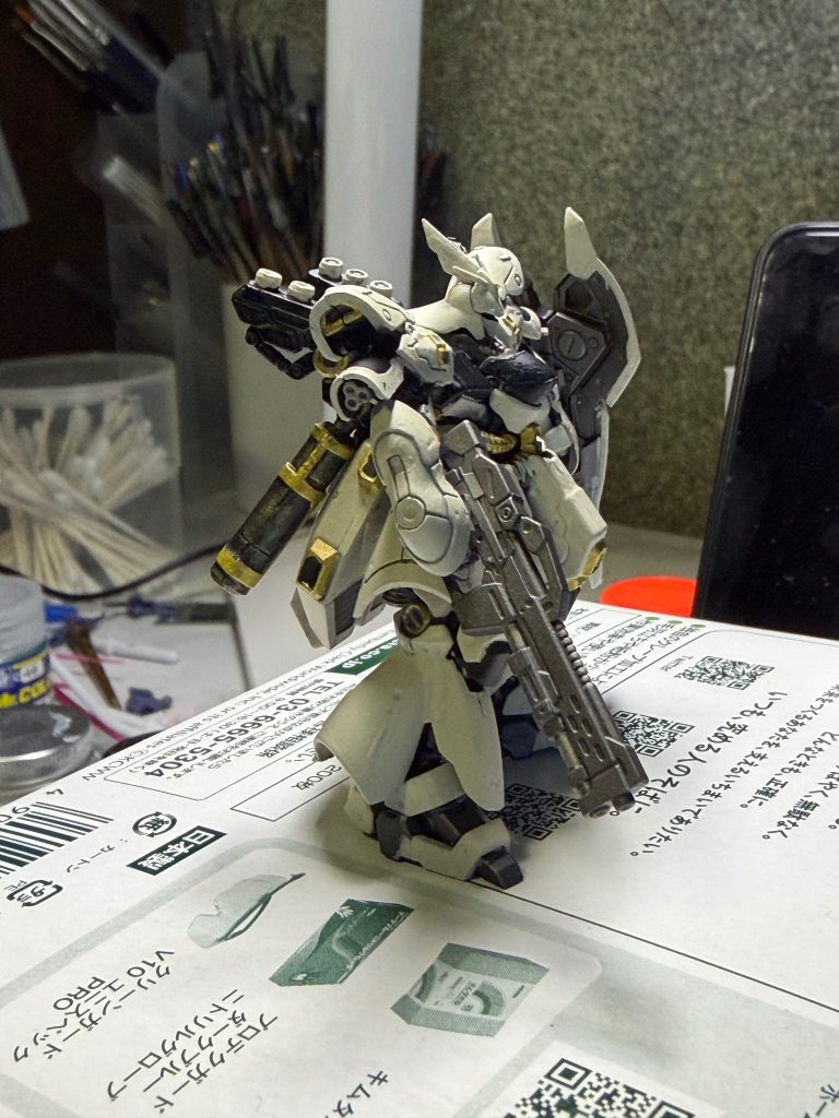 今回は初めてシタデルカラーを一部使用しました。初めて使いましたが、筆塗りするのに使いやすい塗料で感動しました。それ以外は先日投稿したνガンダムと同じ塗料を使用しています。