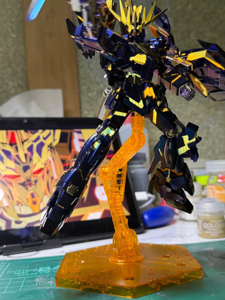 ゴールド部分・・・ガイア黒サフ→パールゴールドサイコフレーム・・・↑＋蛍光オレンジネイビー部分・・・黒サフ→サファイアブルーグレー部分・・・ガイアピアノブラック→チタンシルバー黒部分・・・ピアノブラックシルバー部分・・・ピアノブラック→ブライトシルバー全てのパーツを光沢のトップコートで仕上げました。ご覧いただきありがとうございました。