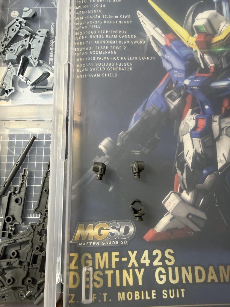 作品名：またやっちまった<p>いただいたMGSD、初めてなので作るの楽しみにしてたのに塗装仕分けしてたら、また部品紛失してました 部品在庫無しだったので完成いつになるやら(〃ω〃)</p>
