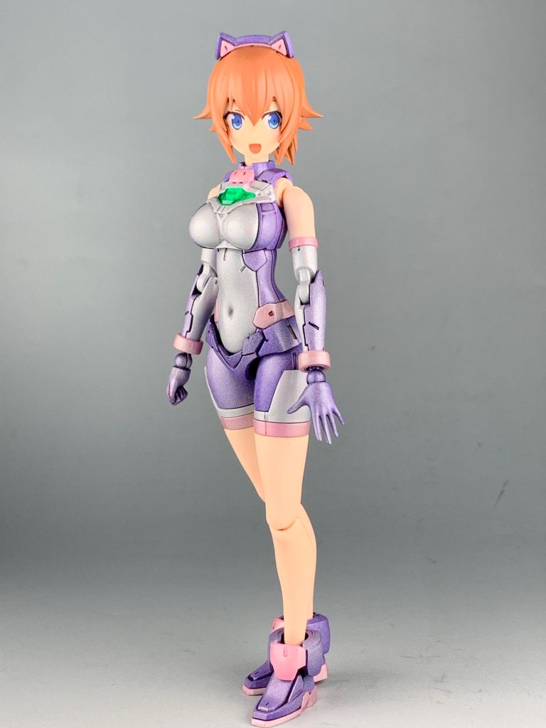 本体の肌色は成形色のままです。スーツ部分はオリジナルカラーで塗ってみました。
