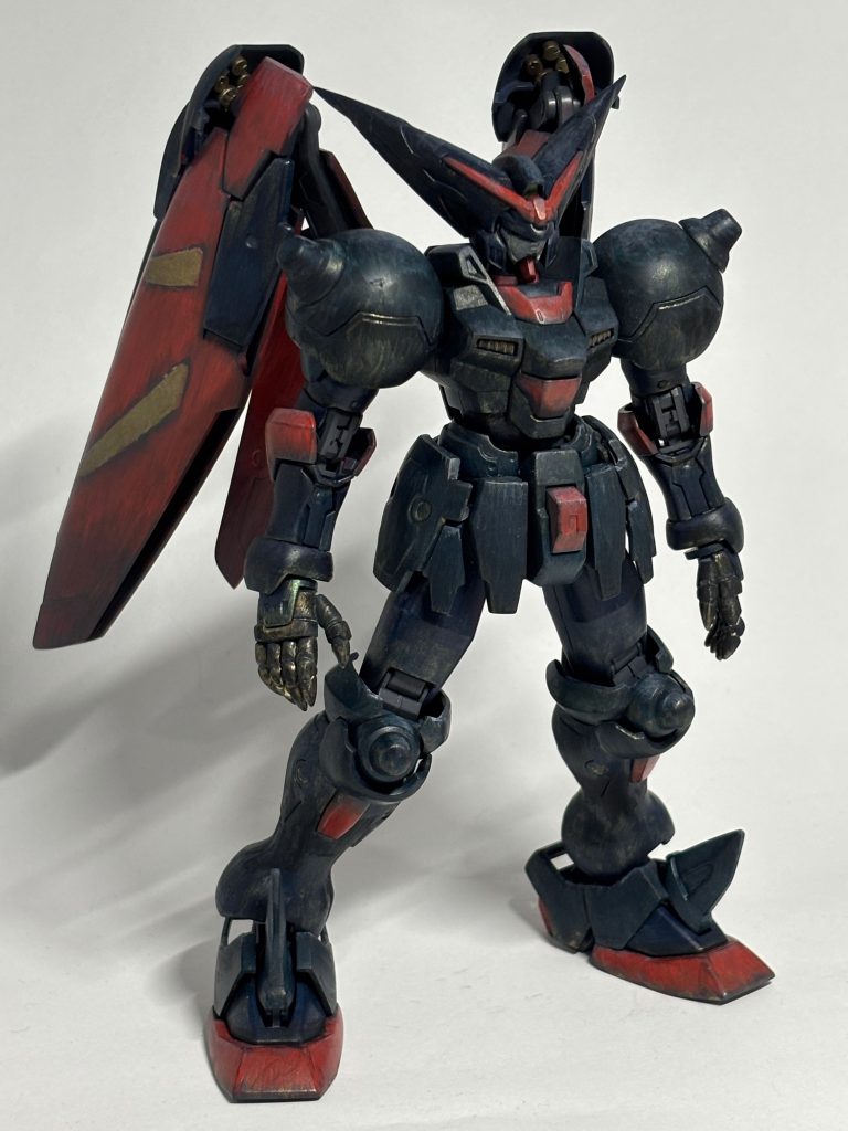 前述の失敗したゴールドの上から再度設定色っぽいブルーブラック？グリーンブラック？的な色を重ねてます。肩の上とか頭の上にグレーを少し乗せて色剥げ表現的にしてます。最後に手だけは金にしてみるかと思って適当に塗ったのが結局狙った感じの塩梅になりました。時すでに遅し