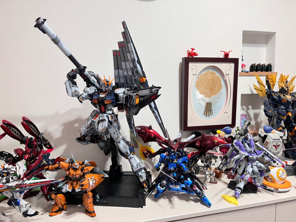 玄関に置いてみた1人だけ桁違いにデカいな…&nbsp;最後にカラーレシピフレームは基本的には説明書通り金に関してはプレミアムブリオンゴールドを使用露出する銀フレームはスターブライトジュラルミン外装白:NAZCAスチールホワイト+フラットホワイト外装グレー: Gaia ニュートラルグレー3外装青:説明書通りのレシピにフラットブラック追加で暗めに調整外装黒: Gaiaフラットブラック外装赤: Gaia プレミアムレッド外装パーツは白、グレーはGaia EXブラックで下塗りしてからグラデーション塗装赤はEXブラックで下塗り、ピンクサフでグラデーションかけてプレミアムレッド前回のPGUガンダムの時のグラデーションよりも上手くなってる気がするどんどん作って更に綺麗な塗装面が出来るようにしていきたい&nbsp;HWSの追加オプションが待ち遠しい出ないってことはないよな？&nbsp;&nbsp;&nbsp;