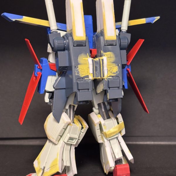 MGフルアーマーZZ verカトキにHGUC ZZを寄せて行こうの第10週（〜5/3）です。脚はふくらはぎのパーツ作んないといけないですけど、見た目を変えたい（笑）ので強化型の特徴的な部分を手をつけてます。肩アーマーは10mm延長（なんか分厚いですね）腰の前掛けはツノつけました。バックパックは32mm延長というか上半分をプラ板で作りました。ミサイルポッドのピッチは5mm広げてます。考えなしに切断したので中心線出すのが大変でした。切断は計画的に🤣引き続き粉まみれです。まだまだやることいっぱいあります🤣&nbsp;（4枚目）