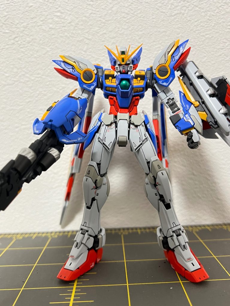 アクションベースの保持力の悪さにブチ切れて結局直立な戻した図覚えている限りのカラーレシピ（と言っても瓶生やけど）白　スチールホワイト（多分）グレー　覚えてない…青　アイスコバルトブルー（多分）黄　マンダリンオレンジ+キャラクターイエロー（多分）赤　小豆色、モンザレッド（多分）フレームなど　チャコールブラック？違った気がする…銀　ミラークロームシルバー…だったかな…何気にディティール追加を頑張った気がするけど、どこを追加したのか今見ても分からない…膝パーツは塗り分けるために筋彫りした気もするような…